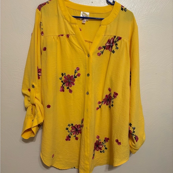 fig and flower Tops - 🌼 Fig and Flower Yellow Embroidered Blouse
Size 1X — Button Front